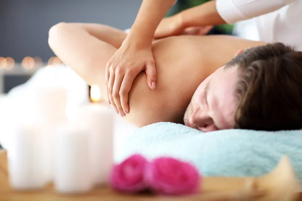 Schöner Mann mit Massage im Wellness-Salon — Stockfoto