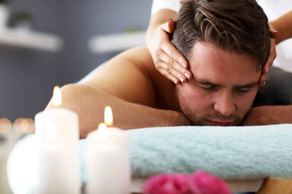 Hombre guapo teniendo masaje en el salón de spa —  Fotos de Stock