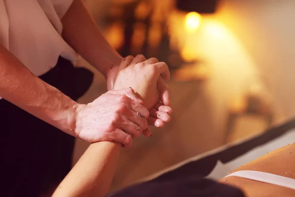 Happy woman having peeling in spa salon — Stock Photo, Image