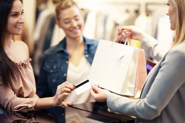 Immagine di un gruppo di amici felici che comprano vestiti nel centro commerciale — Foto Stock