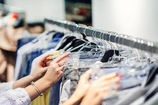 Meninas amigas comprando roupas na loja — Fotografia de Stock