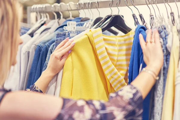 Mulher feliz comprando roupas na loja — Fotografia de Stock