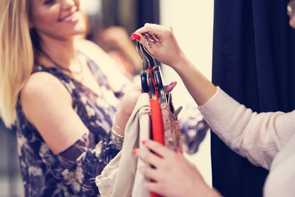 Mujer feliz comprando ropa en la tienda — Foto de Stock