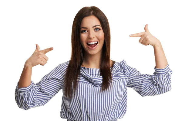 Caucásica morena mujer divirtiéndose y sonriendo aislado sobre fondo blanco — Foto de Stock