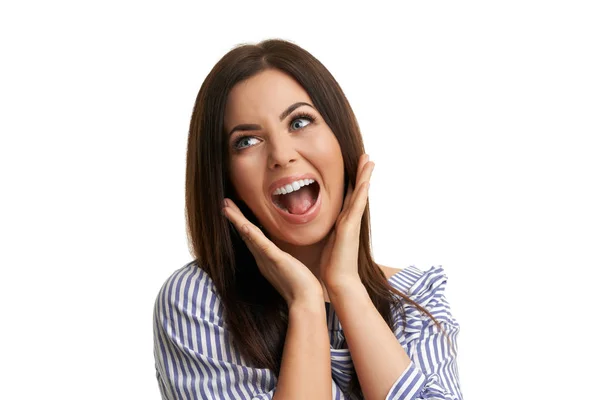 Caucásica morena mujer divirtiéndose y sonriendo aislado sobre fondo blanco —  Fotos de Stock