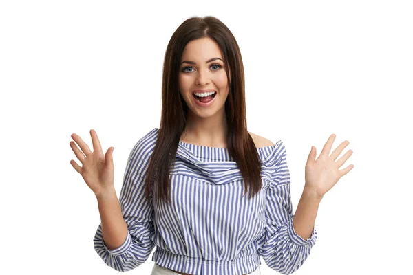 Kaukasische brunette vrouw met plezier en glimlachend geïsoleerd over witte achtergrond — Stockfoto
