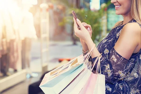 Lycklig kvinna shoppa kläder i butik — Stockfoto