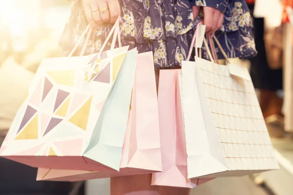 Lycklig kvinna shoppa kläder i butik — Stockfoto