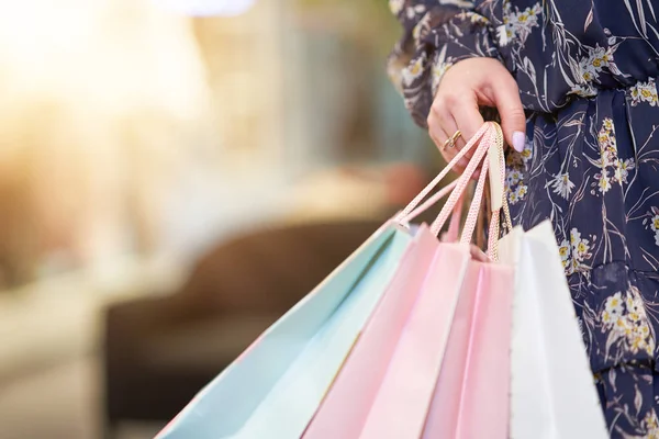 Mujer feliz comprando ropa en la tienda — Foto de Stock