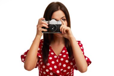 Kafkas esmer kadın eğlenceli ve gülümseyen beyaz arka plan üzerinde izole