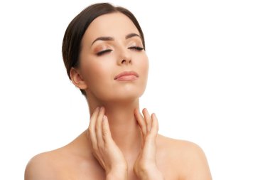 Güzel bir kadın yüzü beyaz stüdyoya yakın.