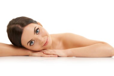 Güzel bir kadın yüzü beyaz stüdyoya yakın.