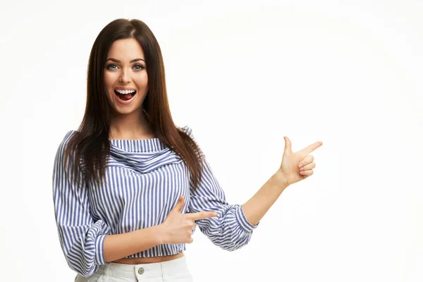 Caucásica morena mujer divirtiéndose y sonriendo aislado sobre fondo blanco —  Fotos de Stock