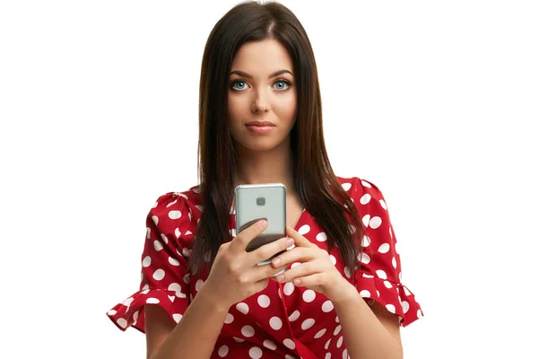 Kaukaski brunetka kobieta za pomocą smartfona na białym tle — Zdjęcie stockowe