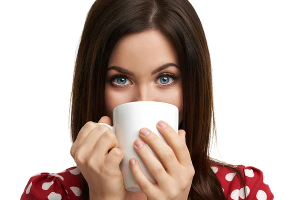 白い背景の上に隔離されたコーヒーのマグカップを持つ白人ブルネットの女性 — ストック写真