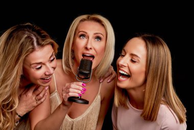 Bir karaoke kulübünde parti arkadaş grubu