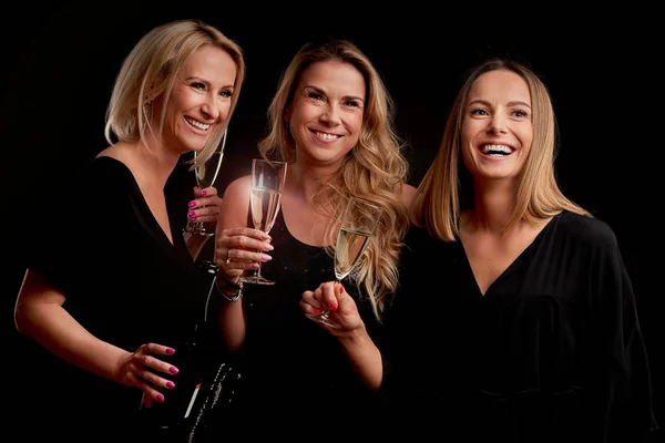 Grupo de amigos festejando em uma boate e brindando bebidas — Fotografia de Stock