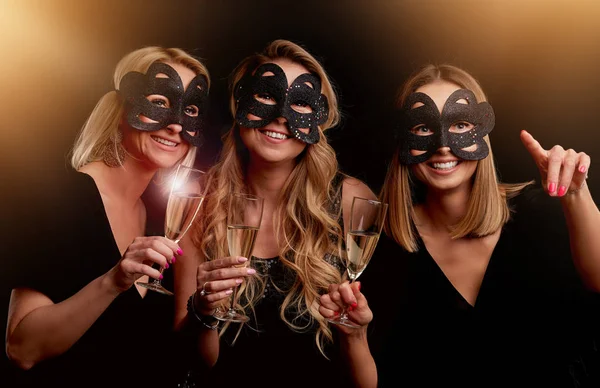 Grupo de amigos de fiesta en un club nocturno y brindar por las bebidas —  Fotos de Stock