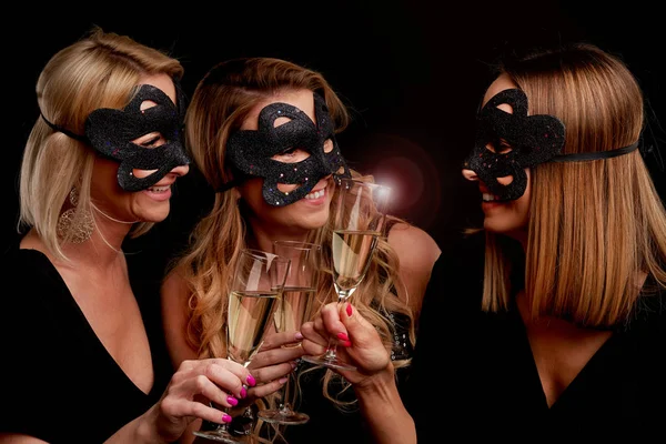 Skupina přátel, párty v nočním klubu a opékání nápoje — Stock fotografie
