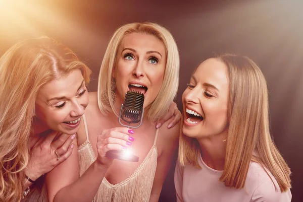 Group of friends partying in a karaoke club — Stock Photo, Image