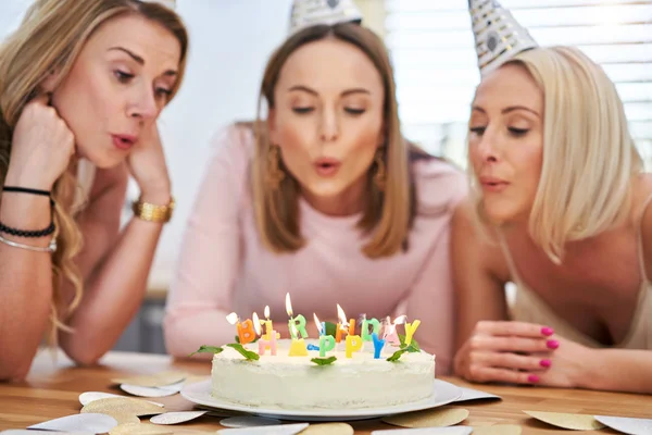 Foto presenteren gelukkige groep van vrienden vieren verjaardag — Stockfoto