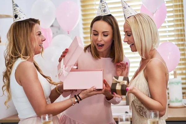 Imagem apresentando grupo feliz de amigos comemorando aniversário — Fotografia de Stock