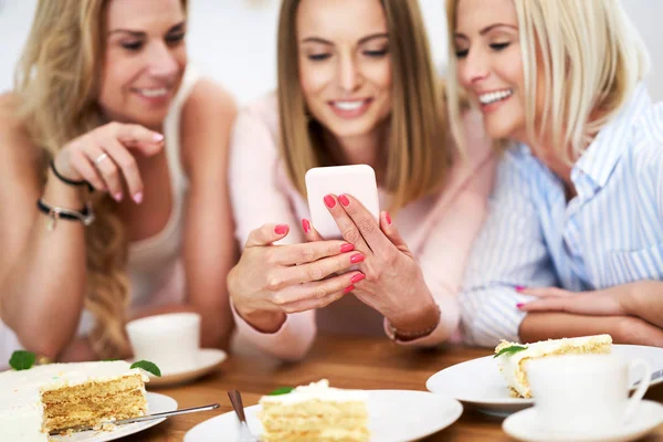 Imagem apresentando grupo feliz de amigos comemorando aniversário — Fotografia de Stock