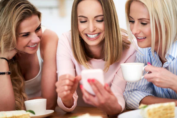 Imagen presentando feliz grupo de amigos celebrando cumpleaños — Foto de Stock