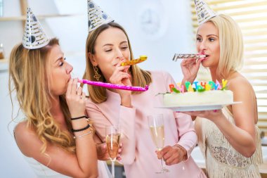 Birlikte kutlayan mutlu arkadaş grubunu sunan resim