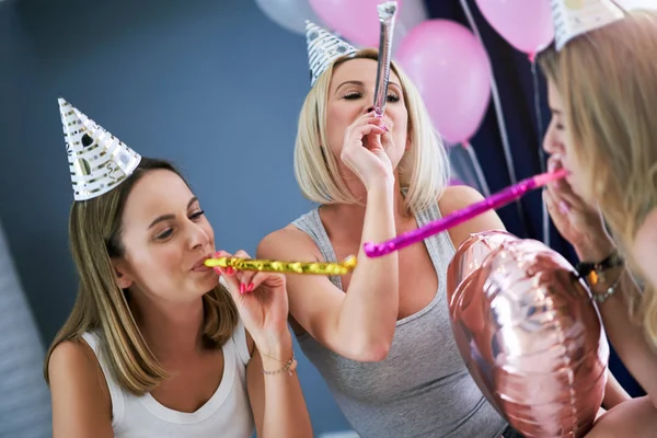 Imagem apresentando grupo feliz de amigos comemorando juntos — Fotografia de Stock