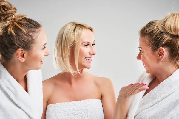 Obrázek zobrazení skupina happy přátel v lázních — Stock fotografie