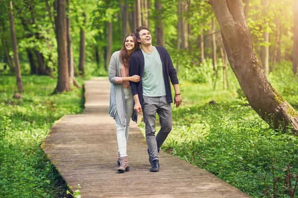 Unga par promenader i parken — Stockfoto