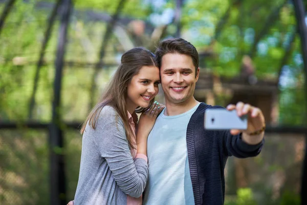 Ett par turister som fotograferar — Stockfoto