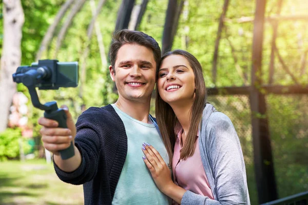 Pareja de turistas tomando fotos — Foto de Stock