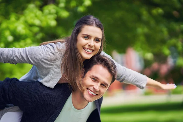 Junges Paar spaziert durch den Park — Stockfoto