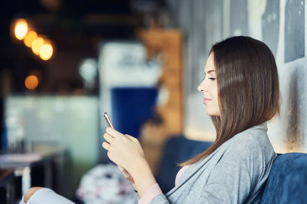 Volwassen mooie vrouw zittend in restaurant — Stockfoto