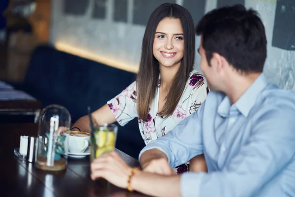 Romantische paar dating in restaurant — Stockfoto