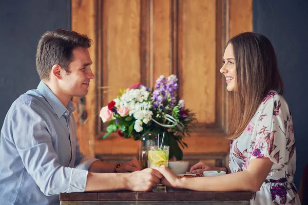 Романтическая пара знакомится в ресторане — стоковое фото