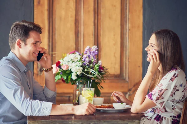 Romantický pár datování v restauraci — Stock fotografie