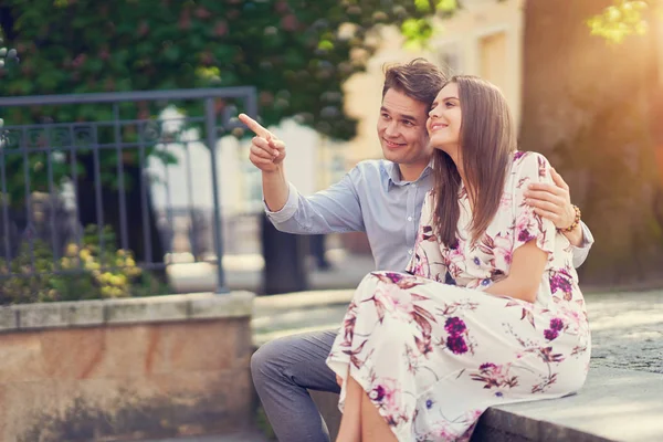 Jeune couple sortir ensemble dans le parc — Photo