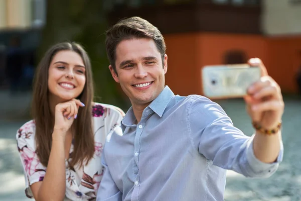 Unga par dejtar i parken och använder smartphones — Stockfoto