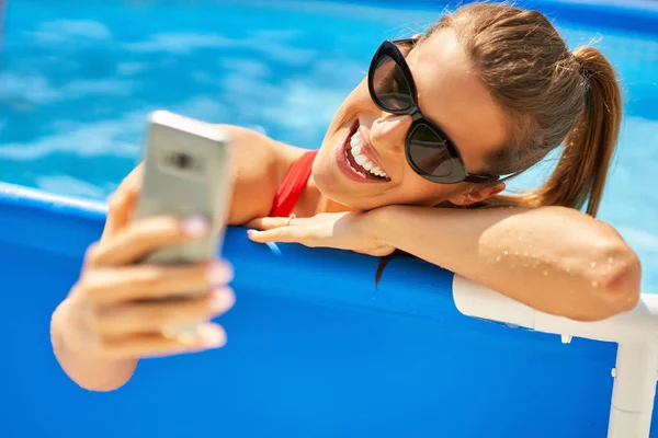 Close up widok atrakcyjnej kobiety relaks na basenie w ogrodzie — Zdjęcie stockowe