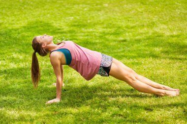 genç kadın parkta yoga yaparken