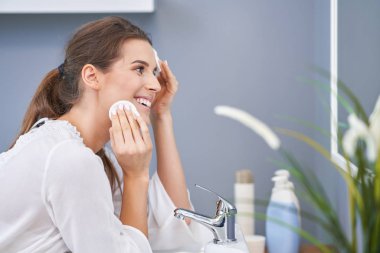 Banyoda yüz temizliği güzel esmer kadın