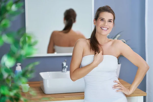 Belle femme brune dans la salle de bain — Photo