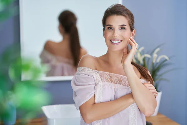 Mooie brunette vrouw in de badkamer — Stockfoto
