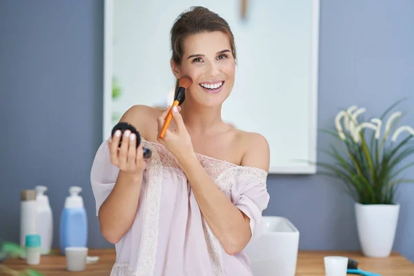 Schöne brünette Frau Anwendung mae nach oben im Badezimmer — Stockfoto