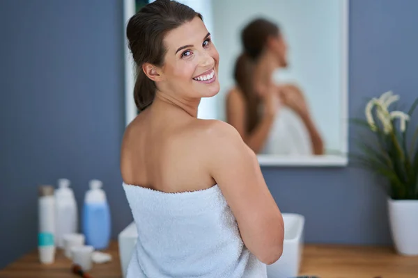 Mooie brunette vrouw in de badkamer — Stockfoto