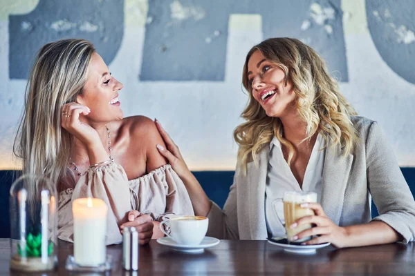 Deux amies déjeunent au restaurant — Photo