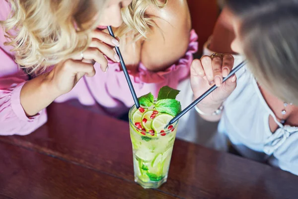 Zwei Freundinnen beim Mittagessen im Restaurant — Stockfoto